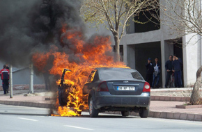Yanan otomobilden son anda çıktı