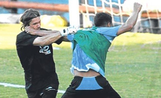 Futbol maçında tekme tokat kavga