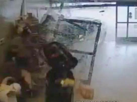 Yaşlı kadın otomobille içeri girdi