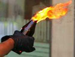 Okuma salonuna molotoflu saldırı