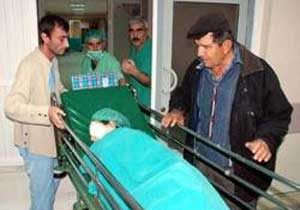 Yine hasta yakını doktora saldırdı