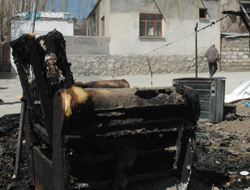 Depremzede çadırı yandı