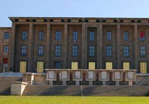 Kendi gitti tabelası duruyor