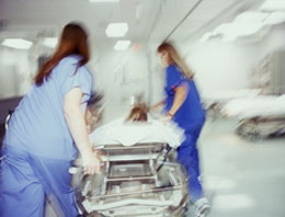 Profesörün aracı motora çarptı