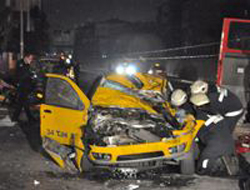 Otomobil taksinin üzerine düştü