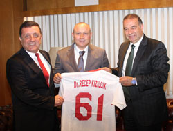 Kızılcık'a forma hediye ettiler