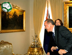 Başbakanın hediyesi top olunca