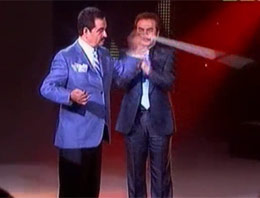 Tatlıses sahnede bastonu fırlattı!