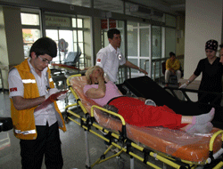 Anneyi alevlerden oğlu kurtardı!