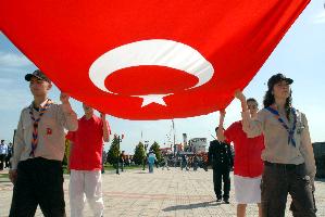 19 Mayıs trübünden halka iniyor