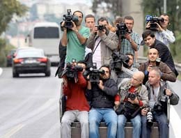 Öğretmen gazetecilere saldırdı