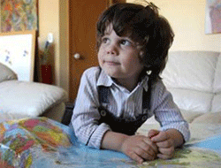 İki yaşında üç dil konuşuyor