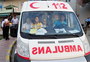 Sollayan ambulansa saldırdı