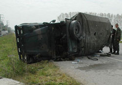 Askeri araç şarampole yuvarlandı