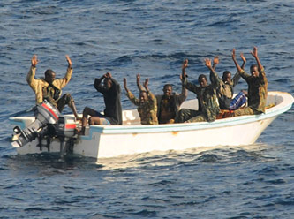 Korsanlar, ikmal gemisi kaçırdı