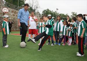 Kimsesiz çocuklarla vakit geçirdi