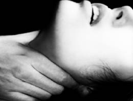 Yaşlı kadını vahşice öldürdü