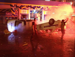 Fener taraftarı polis otosu yaktı