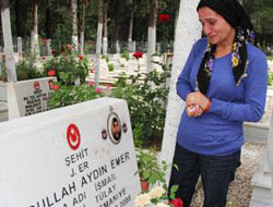 Şehit oğlu için eşinden vazgeçti