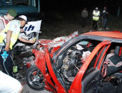 Yolcu otobüsü otomobili biçti: 4 ölü