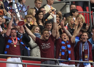 Bordo-Mavi "Çekiçler" Premier'de