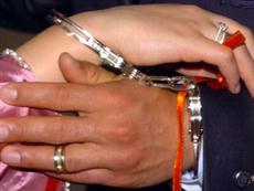 Nişanlanan çifte kelepçe