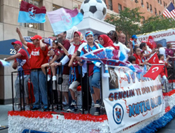 New York  Bordo Mavi’ye Boyandı