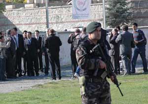 Yaralı polisler hastaneye getirildi