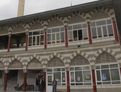 Üstte ibadet altta ticaret