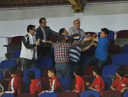 Trabzon'da maçta kavga çıktı