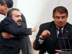 Vekil  Bakan'ın üstüne yürüdü