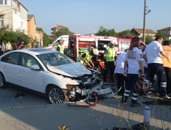 TIR otomobile çarptı: 2 ölü