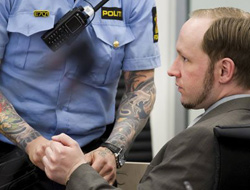 77 kişiyi öldürdü, Türkleri suçladı