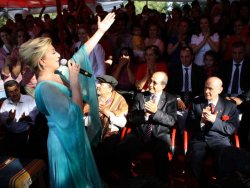 Bahçeli'den Ersoy'a kırmızı gül