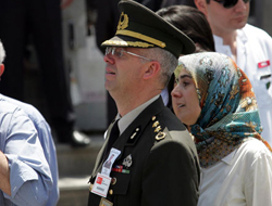 Yarbaydan şehit kardeşe gözyaşı