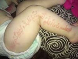 Bebeğin bacağında 'Allah' yazıyor