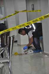 Yemek yerken başından vuruldu