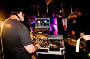 DJ öldü, zenginler partiye devam etti!