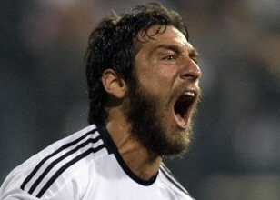 Egemen Beşiktaş'ta kaldı