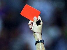 Kırmızı kart görünce hakeme kafa attı