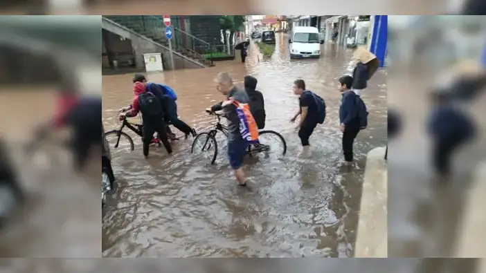 Trabzon'da şiddetli yağış hayatı zora soktu! Yollar göle döndü
