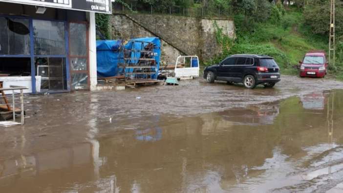 Araklı'da sel suları çekildi, ilçe çamur deryasına döndü