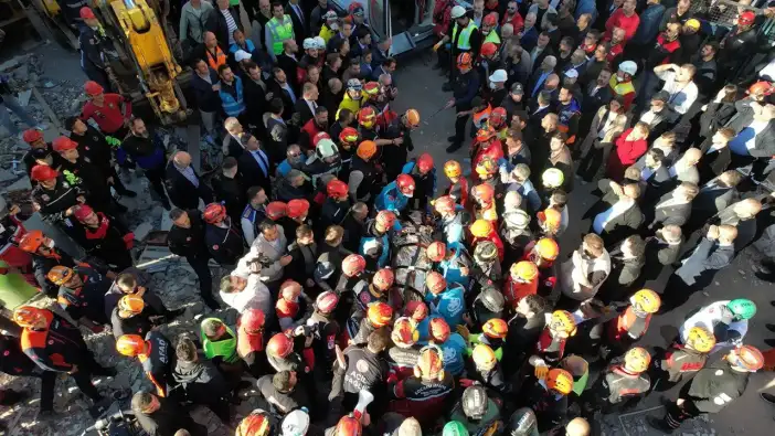 Gebze'de çöken binada abla Dilara sağ kurtarıldı: İletişim kurabiliyor