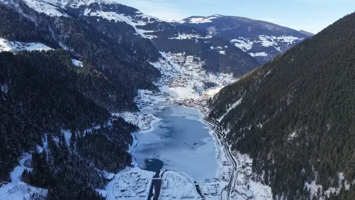 Soğuk hava Uzungöl’ü dondurdu: Ortaya eşsiz görüntüler çıktı