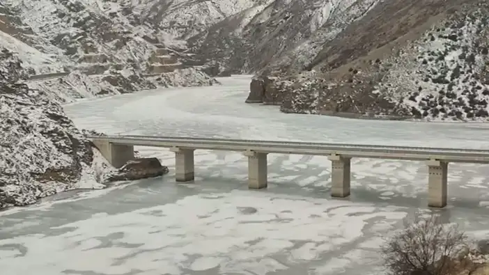 Türkiye’nin en hızlı akan Çoruh nehri buz tuttu