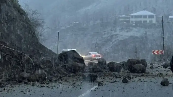 Şalpazarı - Beşikdüzü yolunda heyelan: Ulaşım geçici olarak durduruldu