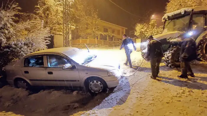 Asarcık’ta kar yolu kapattı: Mahsur kalan sürücü kurtarıldı