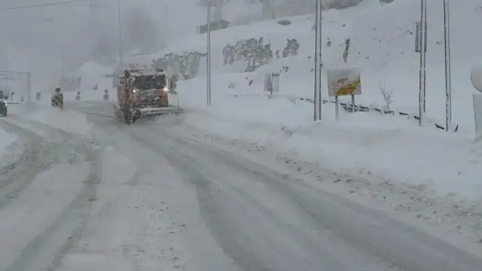 Hopa-Borçka karayolunda kar ve tipi ulaşımı zorlaştırdı