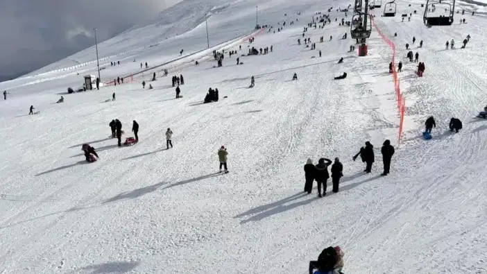 Akdağ Kayak Merkezi hafta sonu ziyaretçi akınına uğradı