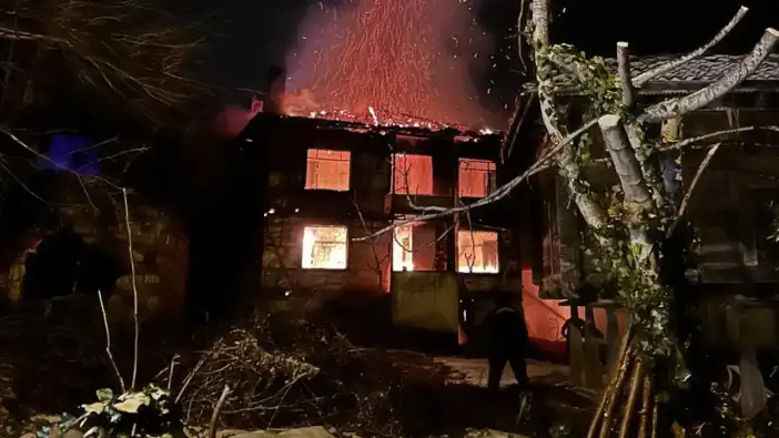 Ünye’de sobadan çıkan yangında ev küle döndü
